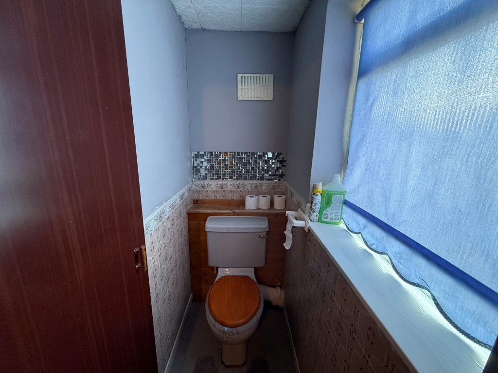 Lot: 84 - SEMI-DETACHED HOUSE FOR IMPROVEMENT - Separate Cloakroom WC